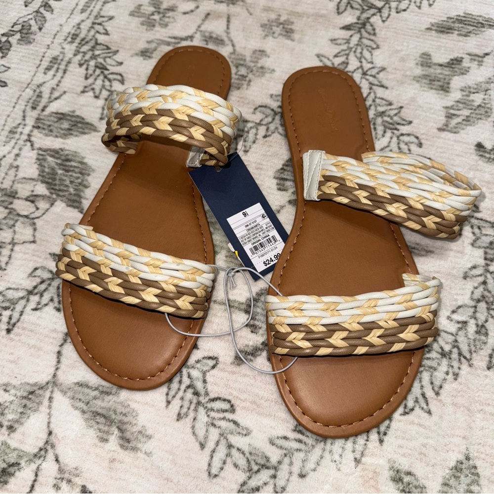 NEW Universal Thread Sandals